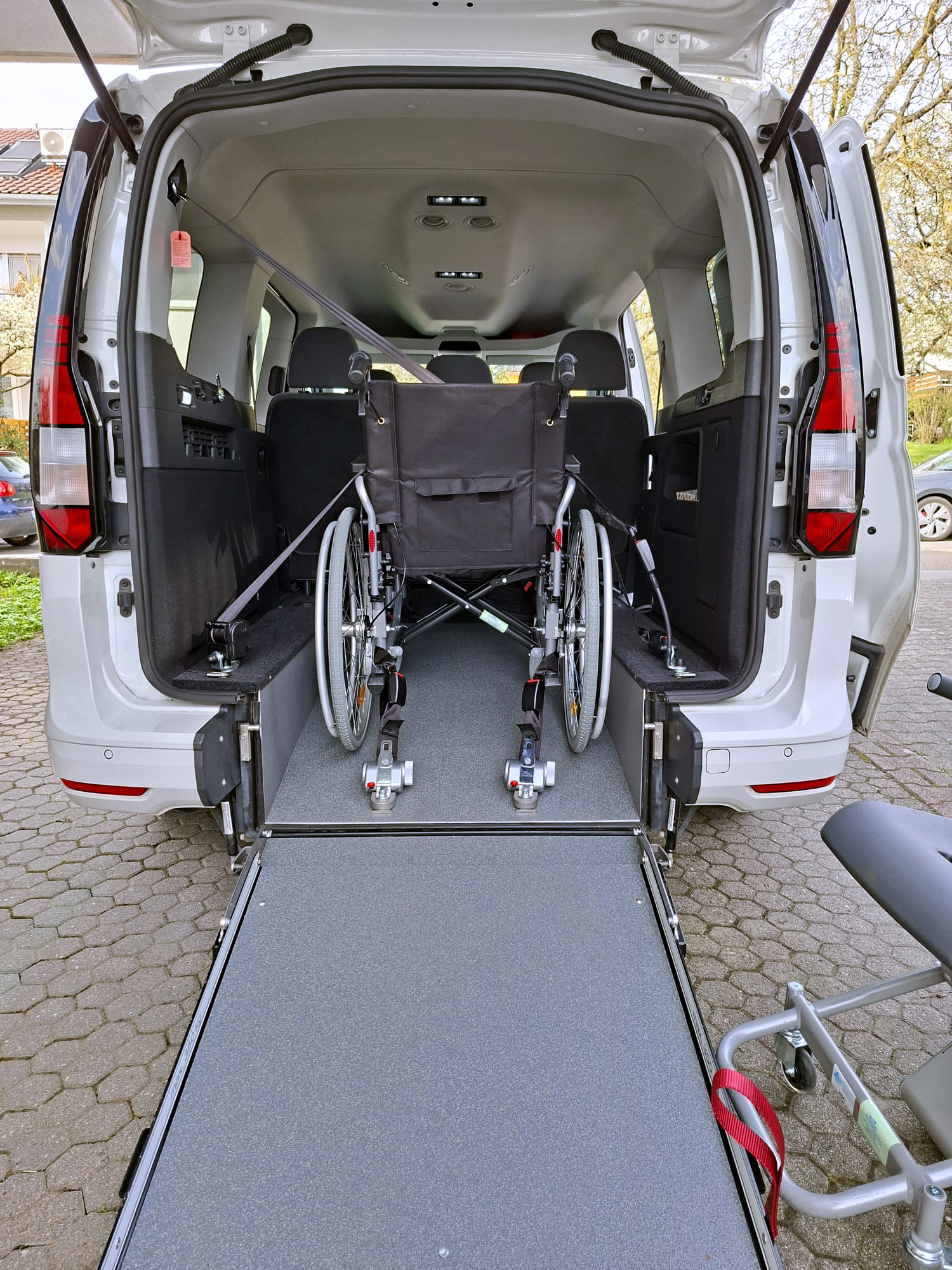 Rollstuhl im Fahrzeug
